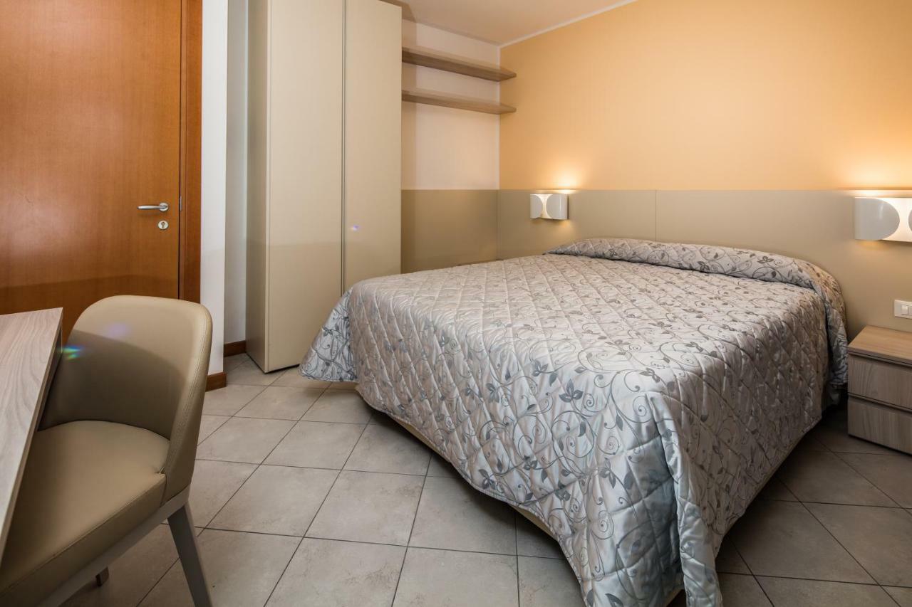 Hotel Meuble Zenith リニャーノ・サッビアドーロ エクステリア 写真